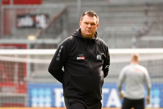 31 03 2024, xavx, Fußball 2 Bundesliga, SV Wehen Wiesbaden VfL Osnabrück emspor, v l Trainer Uwe Koschinat VfL Osnabrück Einzelbild, Portrait, Portraet DFL DFB REGULATIONS PROHIBIT ANY USE OF PHOTOGRAPHS as IMAGE SEQUENCES and or QUASI VIDEO Wiesbaden