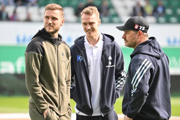 31 03 2024 Soccer Season 2023 2024 2 Soccer Bundesliga 27 Matchday SpVgg Greuther Fürth Kleeblatt Hamburger SV Hamburg HSV Sportfoto Zink xwoxzix DFL regulations prohibit any use of photographs as image sequences and or quasi video only for editorial use Filip Bilbija 7, Hamburger SV HSV Sebastian Schonlau 4, Hamburger SV HSV Steffen Baumgart Trainer Hamburger SV HSV before the start of the match