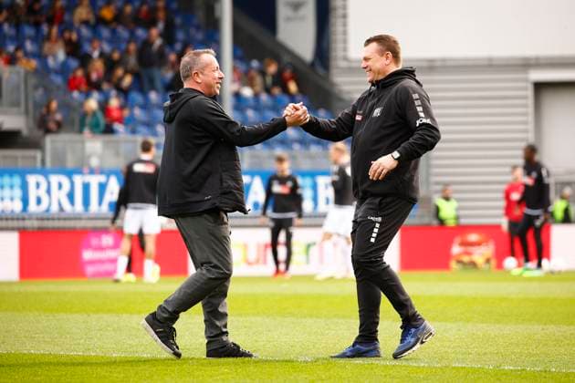 31 03 2024, xavx, Soccer 2 Bundesliga, SV Wehen Wiesbaden VfL Osnabrück emspor, v l Coach Markus Kauczinski SV Wehen Wiesbaden welcomes coach Uwe Koschinat VfL Osnabrück with a handshake DFL DFB REGULATIONS PROHIBIT ANY USE OF PHOTOGRAPHS as IMAGE SEQUENCES and or QUASI VIDEO Wiesbaden