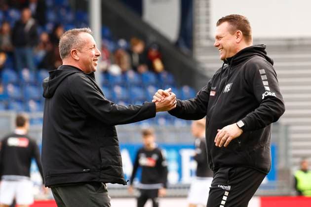 31 03 2024, xavx, Soccer 2 Bundesliga, SV Wehen Wiesbaden VfL Osnabrück emspor, v l Coach Markus Kauczinski SV Wehen Wiesbaden welcomes coach Uwe Koschinat VfL Osnabrück with a handshake DFL DFB REGULATIONS PROHIBIT ANY USE OF PHOTOGRAPHS as IMAGE SEQUENCES and or QUASI VIDEO Wiesbaden