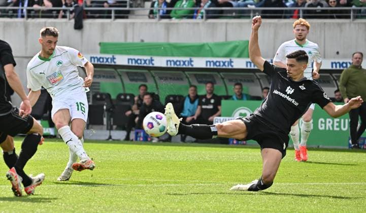 31 03 2024 Soccer Season 2023 2024 2 Soccer Bundesliga 27 Matchday SpVgg Greuther Fürth Kleeblatt Hamburger SV Hamburg HSV Sportfoto Zink xwoxzix DFL regulations prohibit any use of photographs as image sequences and or quasi video only for editorial use Lukas Petkov 16, SpVgg Greuther Fürth Dennis Hadzikadunic 5, Hamburger SV HSV Chance Torchance