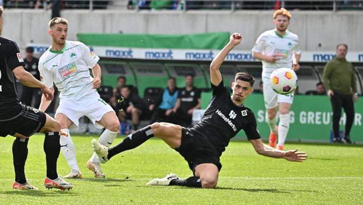 31 03 2024 Soccer Season 2023 2024 2 Soccer Bundesliga 27 Matchday SpVgg Greuther Fürth Kleeblatt Hamburger SV Hamburg HSV Sportfoto Zink xwoxzix DFL regulations prohibit any use of photographs as image sequences and or quasi video only for editorial use Lukas Petkov 16, SpVgg Greuther Fürth Dennis Hadzikadunic 5, Hamburger SV HSV Chance Torchance