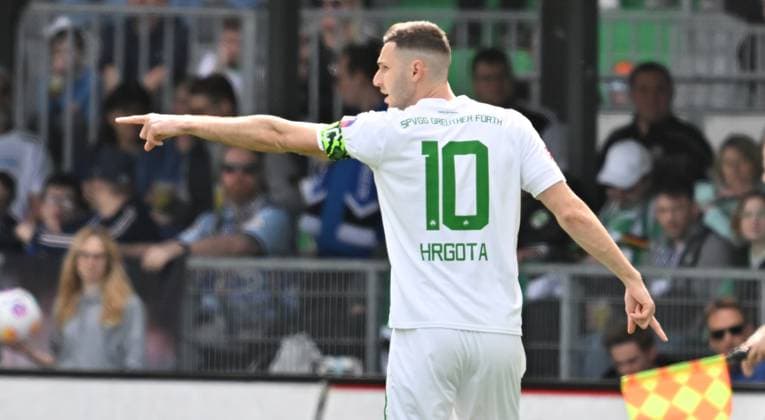 31 03 2024 Soccer Season 2023 2024 2 Soccer Bundesliga 27 Matchday SpVgg Greuther Fürth Kleeblatt Hamburger SV Hamburg HSV Sportfoto Zink xwoxzix DFL regulations prohibit any use of photographs as image sequences and or quasi video only for editorial use Branimir Hrgota 10 SpVgg Greuther Fürth shows hints