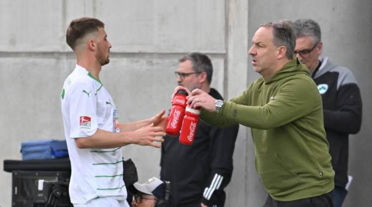 31 03 2024 Soccer Season 2023 2024 2 Soccer Bundesliga 27 Matchday SpVgg Greuther Fürth Kleeblatt Hamburger SV Hamburg HSV Sportfoto Zink xwoxzix DFL regulations prohibit any use of photographs as image sequences and or quasi video only for editorial use Lukas Petkov 16, SpVgg Greuther Fürth Alexander Zorniger Trainer SpVgg Greuther Fürth