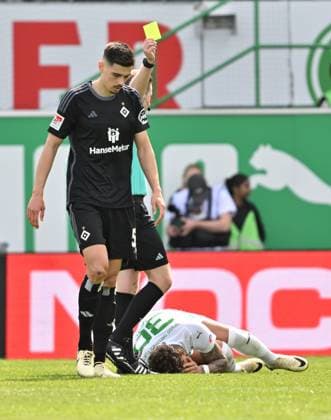 31 03 2024 Soccer Season 2023 2024 2 Soccer Bundesliga 27 Matchday SpVgg Greuther Fürth Kleeblatt Hamburger SV Hamburg HSV Sportfoto Zink xwoxzix DFL regulations prohibit any use of photographs as image sequences and or quasi video only for editorial use Tobias Welz Referee shows Dennis Hadzikadunic 5, Hamburger SV HSV yellow card yellow