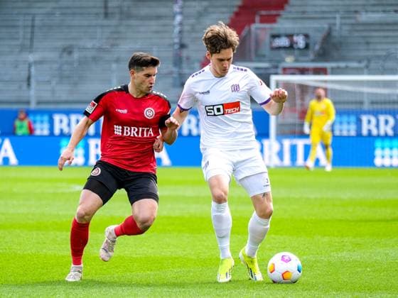 Robin Heußer SV Wehen Wiesbaden, 7 in duel with Florian Kleinhansl VfL Osnabrueck, 03 , GER, SV Wehen Wiesbaden vs VfL Osnabrueck, Soccer, 2 Bundesliga, Matchday 27, Season 2023 2024, 31 03 2024 DFL REGULATES PROHIBIT ANY USE OF PHOTOGRAPHS AS IMAGE SEQUENCES AND OR QUASI VIDEO GER, SV Wehen Wiesbaden vs VfL Osnabrueck, Football, 2 Bundesliga, Matchday 27, Season 2023 2024, 31 03 2024 Wiesbaden Copyright: xEibner-Pressefoto FlorianxWieganx EP_FWD