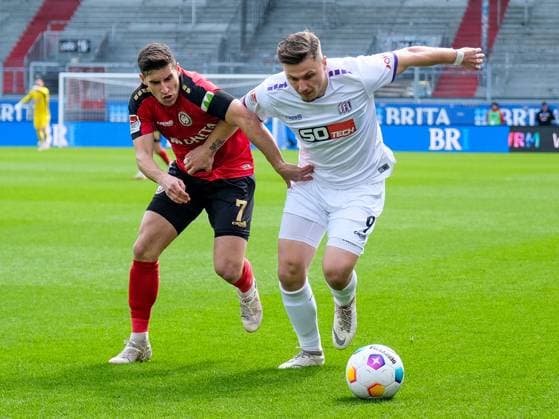 Robin Heußer SV Wehen Wiesbaden, 7 in duel with Erik Engelhardt VfL Osnabrueck, 09 , GER, SV Wehen Wiesbaden vs VfL Osnabrueck, Soccer, 2 Bundesliga, Matchday 27, Season 2023 2024, 31 03 2024 DFL REGULATES PROHIBIT ANY USE OF PHOTOGRAPHS AS IMAGE SEQUENCES AND OR QUASI VIDEO GER, SV Wehen Wiesbaden vs VfL Osnabrueck, Football, 2 Bundesliga, Matchday 27, Season 2023 2024, 31 03 2024 Wiesbaden Copyright: xEibner-Pressefoto FlorianxWieganx EP_FWD