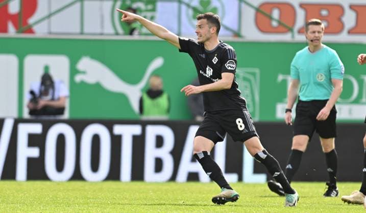 31 03 2024 Soccer season 2023 2024 2 Soccer Bundesliga 27 Matchday SpVgg Greuther Fürth Kleeblatt Hamburger SV Hamburg HSV Sportfoto Zink xwoxzix DFL regulations prohibit any use of photographs as image sequences and or quasi video only for editorial use Laszlo Benes 8, Hamburger SV HSV zeigt deutet