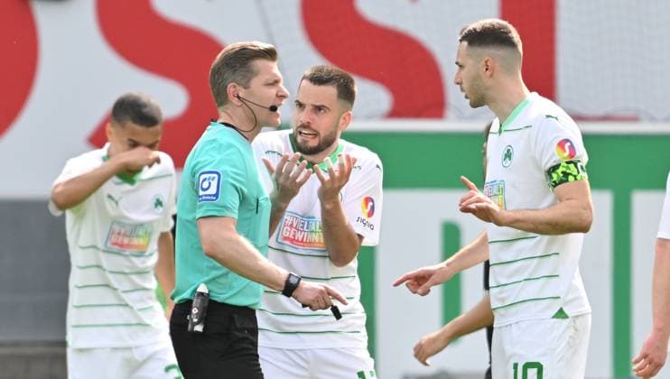 31 03 2024 Soccer Season 2023 2024 2 Soccer Bundesliga 27 Matchday SpVgg Greuther Fürth Kleeblatt Hamburger SV Hamburg HSV Sportfoto Zink xwoxzix DFL regulations prohibit any use of photographs as image sequences and or quasi video only for editorial use Tobias Welz Referee Niko Gießelmann Giesselmann 17, SpVgg Greuther Fürth Branimir Hrgota 10 SpVgg Greuther Fürth