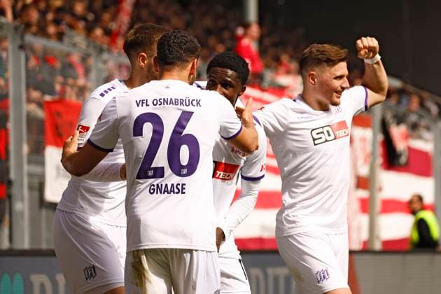 31 03 2024, xavx, Fussball 2 Bundesliga, SV Wehen Wiesbaden VfL Osnabrück emspor, v l Christian Conteh VfL Osnabrück celebrate the goal, Der Torjubel zum 0 1 DFL DFB REGULATIONS PROHIBIT ANY USE OF PHOTOGRAPHS as IMAGE SEQUENCES and or QUASI VIDEO Wiesbaden