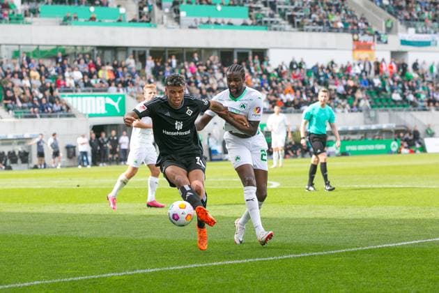 Soccer I Men I Season 2023 2024 I 2 Bundesliga I Matchday 27 I SpVgg Greuther Fürth Hamburger SV I 31 03 2024 Ransford Yeboah Königsdörffer 11, Hamburger SV v Gideon Jung 23, SpVgg Greuther Fürth in a duel Fürth Sportpark Ronhof Bayern Germany Copyright: xLobecax xHenningxRohlfsx