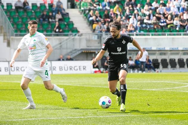 Soccer I Men I Season 2023 2024 I 2 Bundesliga I Matchday 27 I SpVgg Greuther Fürth Hamburger SV I 31 03 2024 Immanuel Pherai 10, Hamburger SV v Damian Michalski 4, SpVgg Greuther Fürth in duel Fürth Sportpark Ronhof Bayern Germany Copyright: xLobecax xHenningxRohlfsx