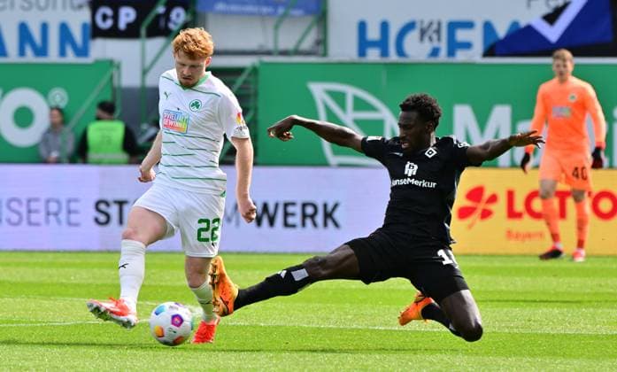 31 03 2024 Soccer Season 2023 2024 2 Soccer Bundesliga 27 Matchday SpVgg Greuther Fürth Kleeblatt Hamburger SV Hamburg HSV Sportfoto Zink MeZi xmexzix DFL regulations prohibit any use of photographs as image sequences and or quasi video only for editorial use Robert Wagner 22, SpVgg Greuther Fürth, left Bakery Jatta 18, Hamburger SV HSV