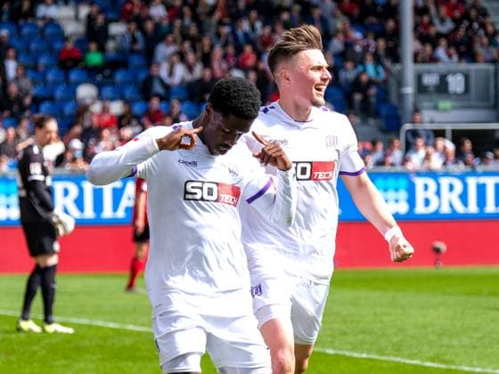 Christian Joe Conteh VfL Osnabrueck, 17 celebrates with Erik Engelhardt VfL Osnabrueck, 09 his goal for 0 1, GER, SV Wehen Wiesbaden vs VfL Osnabrueck, Soccer, 2 Bundesliga, Matchday 27, Season 2023 2024, 31 03 2024 DFL REGULATES PROHIBIT ANY USE OF PHOTOGRAPHS AS IMAGE SEQUENCES AND OR QUASI VIDEO GER, SV Wehen Wiesbaden vs VfL Osnabrueck, Football, Bundesliga 2, Matchday 27, Season 2023 2024, 31 03 2024 Wiesbaden Copyright: xEibner-Pressefoto FlorianxWieganx EP_FWD
