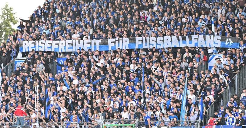 31 03 2024 Soccer Season 2023 2024 2 Soccer Bundesliga 27 Matchday SpVgg Greuther Fürth Kleeblatt Hamburger SV Hamburg HSV Sportfoto Zink MeZi xmexzix DFL regulations prohibit any use of photographs as image sequences and or quasi video only for editorial use Banner Spruchband HSV Fans Fanblock Reisefreiheit