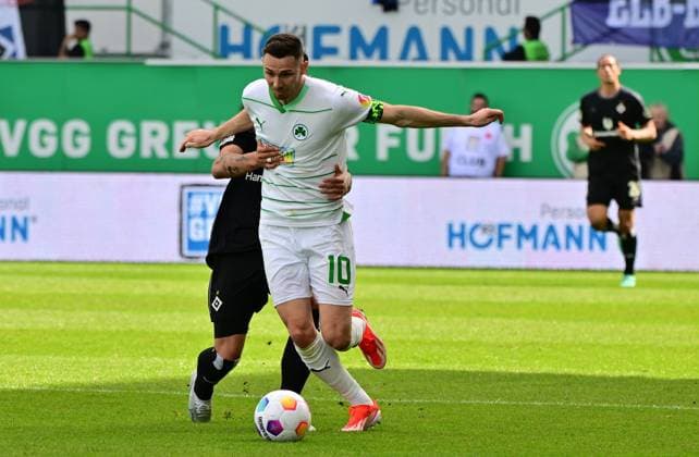 31 03 2024 Soccer Season 2023 2024 2 Soccer Bundesliga 27 Matchday SpVgg Greuther Fürth Kleeblatt Hamburger SV Hamburg HSV Sportfoto Zink MeZi xmexzix DFL regulations prohibit any use of photographs as image sequences and or quasi video only for editorial use Branimir Hrgota 10 SpVgg Greuther Fürth in front of Ludovit Reis 14, Hamburger SV HSV