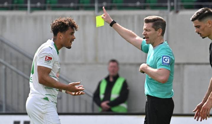 31 03 2024 Soccer Season 2023 2024 2 Soccer Bundesliga 27 Matchday SpVgg Greuther Fürth Kleeblatt Hamburger SV Hamburg HSV Sportfoto Zink xwoxzix DFL regulations prohibit any use of photographs as image sequences and or quasi video only for editorial use Tobias Welz Referee shows Armindo Sieb 30, SpVgg Greuther Fürth yellow card yellow for imposture