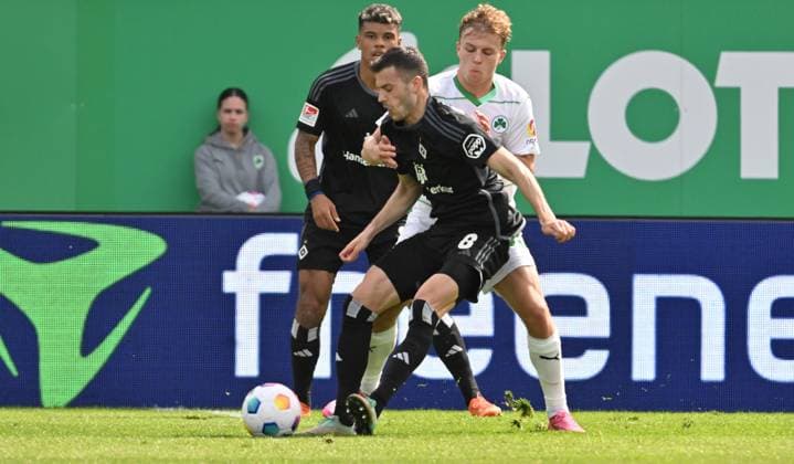 31 03 2024 Soccer Season 2023 2024 2 Soccer Bundesliga 27 Matchday SpVgg Greuther Fürth Kleeblatt Hamburger SV Hamburg HSV Sportfoto Zink xwoxzix DFL regulations prohibit any use of photographs as image sequences and or quasi video only for editorial use Laszlo Benes 8, Hamburger SV HSV vor Philipp Müller 34, SpVgg Greuther Fürth