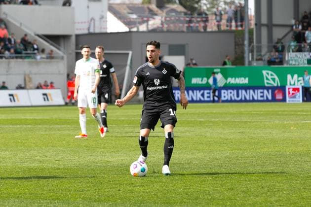 Soccer I Men I Season 2023 2024 I 2 Bundesliga I 27 Matchday I SpVgg Greuther Fürth Hamburger SV I 31 03 2024 Ludovit Reis 14, Hamburger SV on the ball Fürth Sportpark Ronhof Bayern Germany Copyright: xLobecax xHenningxRohlfsx