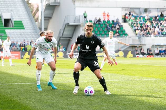 Soccer I Men I Season 2023 2024 I 2 Bundesliga I Matchday 27 I SpVgg Greuther Fürth Hamburger SV I 31 03 2024 Simon Asta 2, SpVgg Greuther Fürth presses Miro Muheim 28, Hamburger SV Fürth Sportpark Ronhof Bayern Germany Copyright: xLobecax xHenningxRohlfsx