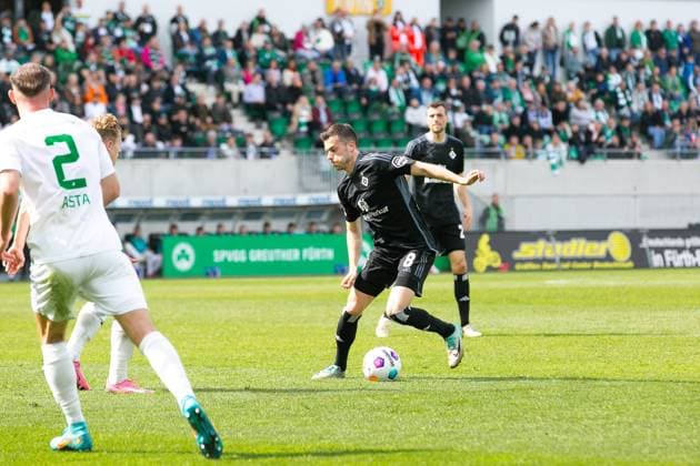 Soccer I Men I Season 2023 2024 I 2 Bundesliga I 27 Matchday I SpVgg Greuther Fürth Hamburger SV I 31 03 2024 Laszlo Benes 8, Hamburger SV on the ball Fürth Sportpark Ronhof Bayern Germany Copyright: xLobecax xHenningxRohlfsx