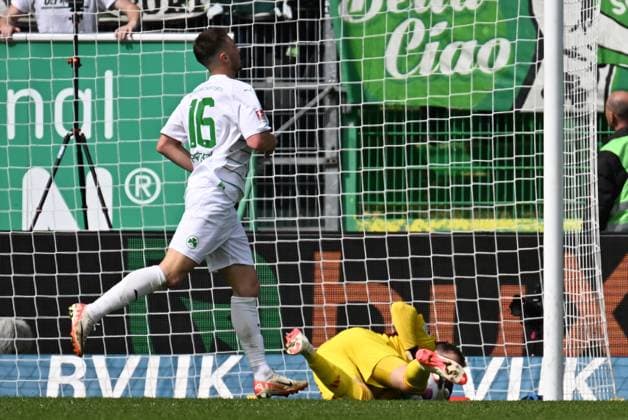 31 03 2024, xjhx, Soccer 2 Bundesliga, Spvgg Greuther Fuerth Hamburger SV emspor, v l Lukas Petkov Spvgg Greuther Fuerth , Daniel Heuer Fernandes Hamburger SV DFL DFB REGULATIONS PROHIBIT ANY USE OF PHOTOGRAPHS as IMAGE SEQUENCES and or QUASI VIDEO Fuerth