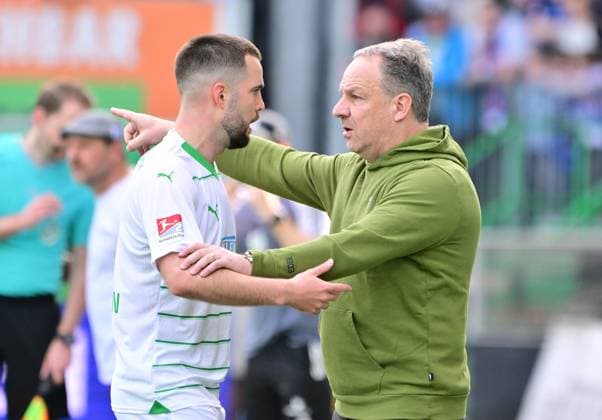 31 03 2024 Soccer Season 2023 2024 2 Soccer Bundesliga 27 Matchday SpVgg Greuther Fürth Kleeblatt Hamburger SV Hamburg HSV Sportfoto Zink MeZi xmexzix DFL regulations prohibit any use of photographs as image sequences and or quasi video only for editorial use Niko Gießelmann Giesselmann 17, SpVgg Greuther Fürth Alexander Zorniger Trainer SpVgg Greuther Fürth