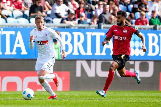 Michael Bruno Dominique Cuisance VfL Osnabrueck, 27 in duel with Martin Angha SV Wehen Wiesbaden, 2 , GER, SV Wehen Wiesbaden vs VfL Osnabrueck, Soccer, 2 Bundesliga, Matchday 27, Season 2023 2024, 31 03 2024 DFL REGULATES PROHIBIT ANY USE OF PHOTOGRAPHS AS IMAGE SEQUENCES AND OR QUASI VIDEO GER, SV Wehen Wiesbaden vs VfL Osnabrueck, Football, 2 Bundesliga, Matchday 27, Season 2023 2024, 31 03 2024 Wiesbaden Copyright: xEibner-Pressefoto FlorianxWieganx EP_FWD