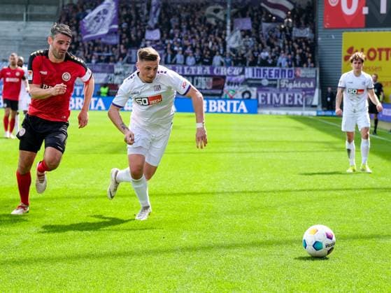 Sascha Mockenhaupt SV Wehen Wiesbaden, 4 in duel with Erik Engelhardt VfL Osnabrueck, 09 , GER, SV Wehen Wiesbaden vs VfL Osnabrueck, Soccer, 2 Bundesliga, Matchday 27, Season 2023 2024, 31 03 2024 DFL REGULATES PROHIBIT ANY USE OF PHOTOGRAPHS AS IMAGE SEQUENCES AND OR QUASI VIDEO GER, SV Wehen Wiesbaden vs VfL Osnabrueck, Football, 2 Bundesliga, Matchday 27, Season 2023 2024, 31 03 2024 Wiesbaden Copyright: xEibner-Pressefoto FlorianxWieganx EP_FWD