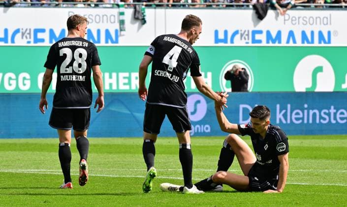 31 03 2024 Soccer season 2023 2024 2 Soccer Bundesliga 27 Matchday SpVgg Greuther Fürth Kleeblatt Hamburger SV Hamburg HSV Sportfoto Zink MeZi xmexzix DFL regulations prohibit any use of photographs as image sequences and or quasi video only for editorial use Miro Muheim 28, Hamburger SV HSV Sebastian Schonlau 4, Hamburger SV HSV Dennis Hadzikadunic 5, Hamburger SV HSV, right disappointed disappointment
