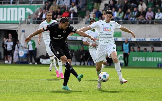 31 03 2024, xjhx, Soccer 2 Bundesliga, Spvgg Greuther Fuerth Hamburger SV emspor, v l Andras Nemeth Hamburger SV , Damian Michalski Spvgg Greuther Fuerth DFL DFB REGULATIONS PROHIBIT ANY USE OF PHOTOGRAPHS as IMAGE SEQUENCES and or QUASI VIDEO Fuerth