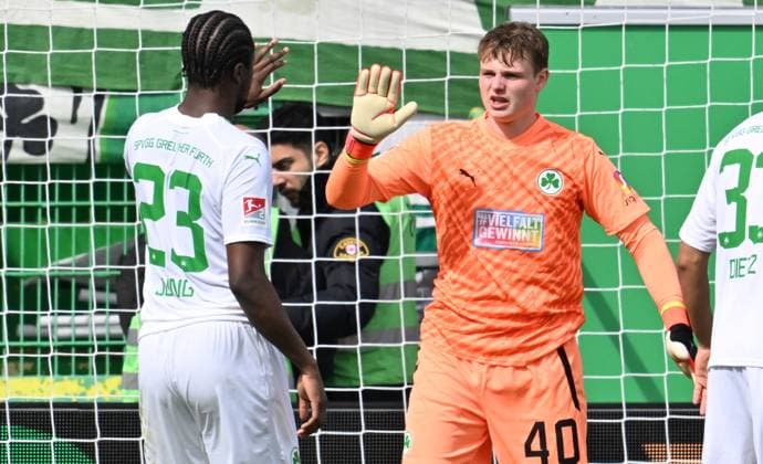 31 03 2024 Soccer Season 2023 2024 2 Soccer Bundesliga 27 Matchday SpVgg Greuther Fürth Kleeblatt Hamburger SV Hamburg HSV Sportfoto Zink xwoxzix DFL regulations prohibit any use of photographs as image sequences and or quasi video only for editorial use Gideon Jung 23, SpVgg Greuther Fürth Jonas Urbig 40, SpVgg Greuther Fürth klatschen ab