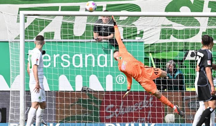 31 03 2024 Soccer season 2023 2024 2 Soccer Bundesliga 27 Matchday SpVgg Greuther Fürth Kleeblatt Hamburger SV Hamburg HSV Sportfoto Zink xwoxzix DFL regulations prohibit any use of photographs as image sequences and or quasi video only for editorial use Jonas Urbig 40, SpVgg Greuther Fürth must concede goal to 0 1 by Miro Muheim 28, Hamburger SV HSV