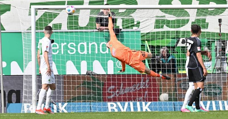 31 03 2024 Soccer season 2023 2024 2 Soccer Bundesliga 27 Matchday SpVgg Greuther Fürth Kleeblatt Hamburger SV Hamburg HSV Sportfoto Zink xwoxzix DFL regulations prohibit any use of photographs as image sequences and or quasi video only for editorial use Jonas Urbig 40, SpVgg Greuther Fürth must concede goal to 0 1 by Miro Muheim 28, Hamburger SV HSV