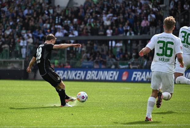 31 03 2024, xjhx, Fussball 2 Bundesliga, Spvgg Greuther Fuerth Hamburger SV emspor, v l Miro Muheim Hamburger SV Goal scored, erziehlt das Tor zum 0 1 DFL DFB REGULATIONS PROHIBIT ANY USE OF PHOTOGRAPHS as IMAGE SEQUENCES and or QUASI VIDEO Fuerth