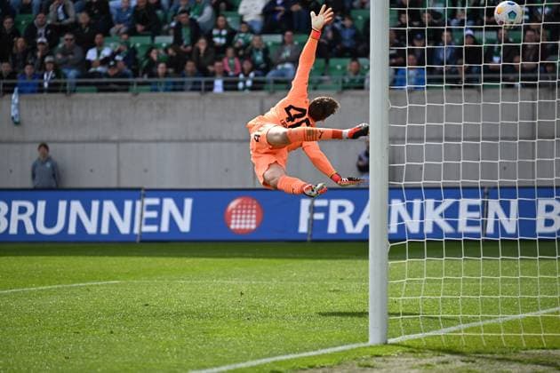 31 03 2024, xjhx, Fussball 2 Bundesliga, Spvgg Greuther Fuerth Hamburger SV emspor, v l Miro Muheim Hamburger SV Goal scored, erziehlt das Tor zum 0 1, Jonas Urbig Spvgg Greuther Fuerth DFL DFB REGULATIONS PROHIBIT ANY USE OF PHOTOGRAPHS as IMAGE SEQUENCES and or QUASI VIDEO Fuerth