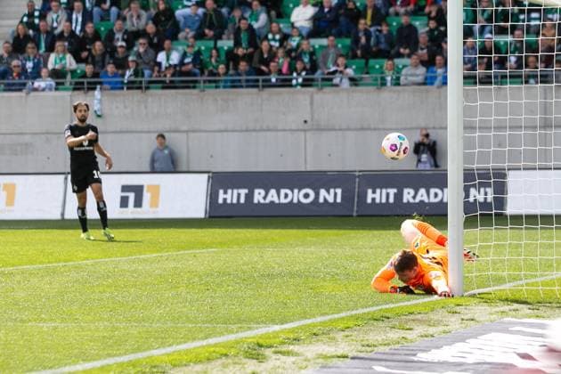 Soccer I Men I Season 2023 2024 I 2 Bundesliga I Matchday 27 I SpVgg Greuther Fürth Hamburger SV I 31 03 2024 Jonas Urbig 40, SpVgg Greuther Fürth can steer the ball against the post Fürth Sportpark Ronhof Bayern Germany Copyright: xLobecax xHenningxRohlfsx