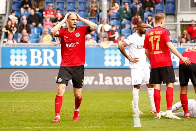 31 03 2024, xavx, Fussball 2 Bundesliga, SV Wehen Wiesbaden VfL Osnabrück emspor, v l Aleksandar Vukotic SV Wehen Wiesbaden enttaeuscht, enttaeuscht schauend, dissapointed His goal to equalize 1 1 does not count DFL DFB REGULATIONS PROHIBIT ANY USE OF PHOTOGRAPHS as IMAGE SEQUENCES and or QUASI VIDEO Wiesbaden