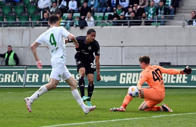 31 03 2024, xjhx, Soccer 2 Bundesliga, Spvgg Greuther Fuerth Hamburger SV emspor, v l Damian Michalski Spvgg Greuther Fuerth , Andras Nemeth Hamburger SV , Jonas Urbig Spvgg Greuther Fuerth DFL DFB REGULATIONS PROHIBIT ANY USE OF PHOTOGRAPHS as IMAGE SEQUENCES and or QUASI VIDEO Fuerth