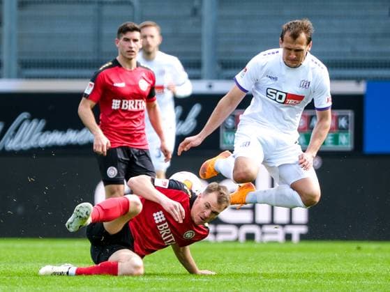 Franko Kovacevic SV Wehen Wiesbaden, 14 in duel with Erik Engelhardt VfL Osnabrueck, 09 , GER, SV Wehen Wiesbaden vs VfL Osnabrueck, Soccer, 2 Bundesliga, Matchday 27, Season 2023 2024, 31 03 2024 DFL REGULATES PROHIBIT ANY USE OF PHOTOGRAPHS AS IMAGE SEQUENCES AND OR QUASI VIDEO GER, SV Wehen Wiesbaden vs VfL Osnabrueck, Football, 2 Bundesliga, Matchday 27, Season 2023 2024, 31 03 2024 Wiesbaden Copyright: xEibner-Pressefoto FlorianxWieganx EP_FWD