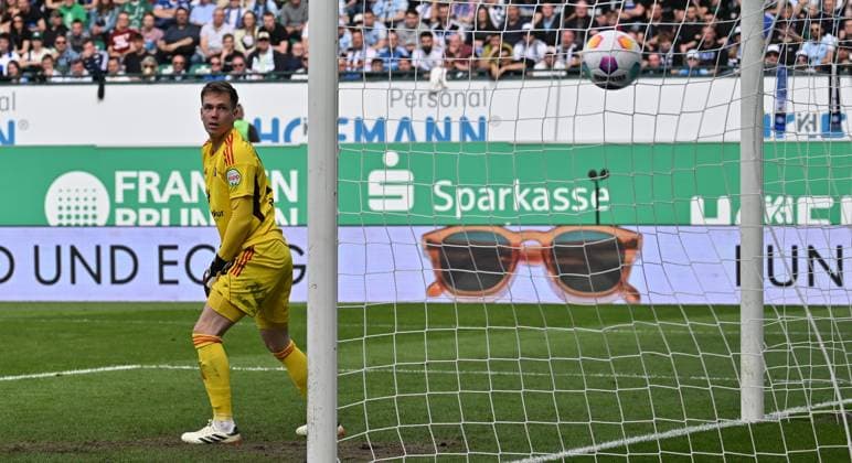 31 03 2024 Soccer season 2023 2024 2 Soccer Bundesliga 27 Matchday SpVgg Greuther Fürth Kleeblatt Hamburger SV Hamburg HSV Sportfoto Zink xwoxzix DFL regulations prohibit any use of photographs as image sequences and or quasi video only for editorial use Matheo Raab 19, Hamburger SV HSV must concede goal to 1 1 by Jomaine Consbruch 14, SpVgg Greuther Fürth
