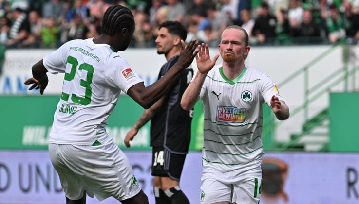 31 03 2024 Soccer Season 2023 2024 2 Soccer Bundesliga 27 Matchday SpVgg Greuther Fürth Kleeblatt Hamburger SV Hamburg HSV Sportfoto Zink xwoxzix DFL regulations prohibit any use of photographs as image sequences and or quasi video only for editorial use Torjubel Jubel nach Treffer Tor Torschuß zum 1 1 durch Jomaine Consbruch 14, SpVgg Greuther Fürth Gideon Jung 23, SpVgg Greuther Fürth Jomaine Consbruch 14, SpVgg Greuther Fürth