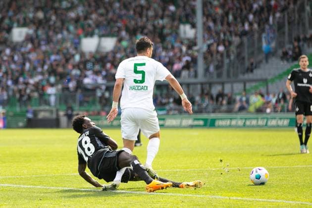 Soccer I Men I Season 2023 2024 I 2 Bundesliga I Matchday 27 I SpVgg Greuther Fürth Hamburger SV I 31 03 2024 Bakery Jatta 18, Hamburger SV straddles Oussama Haddadi 5, SpVgg Greuther Fürth in the legs Fürth Sportpark Ronhof Bayern Germany Copyright: xLobecax xHenningxRohlfsx