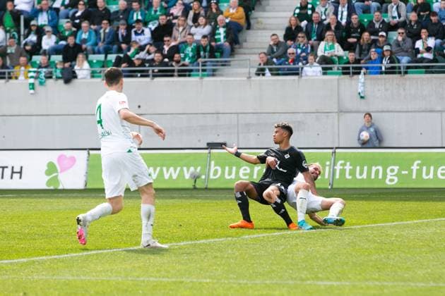 Soccer I Men I Season 2023 2024 I 2 Bundesliga I 27 Matchday I SpVgg Greuther Fürth Hamburger SV I 31 03 2024 Simon Asta 2, SpVgg Greuther Fürth draws Ransford Yeboah Königsdörffer 11, Hamburger SV down Fürth Sportpark Ronhof Bayern Germany Copyright: xLobecax xHenningxRohlfsx