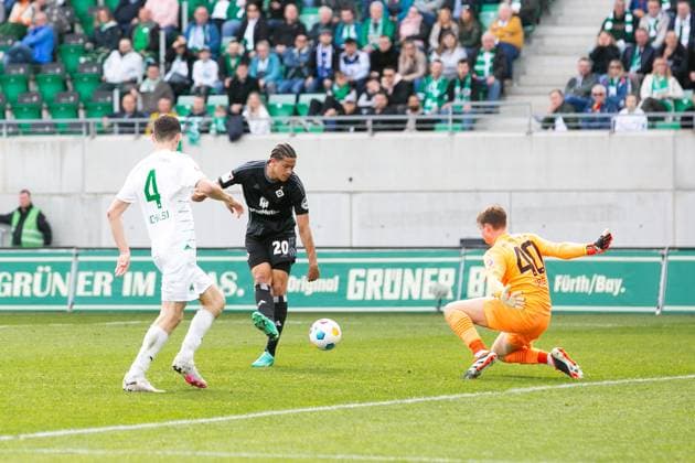 Soccer I Men I Season 2023 2024 I 2 Bundesliga I Matchday 27 I SpVgg Greuther Fürth Hamburger SV I 31 03 2024 Andras Nemeth 20, Hamburger SV misses the goal chance to Jonas Urbig 40, SpVgg Greuther Fürth Fürth Sportpark Ronhof Bayern Germany Copyright: xLobecax xHenningxRohlfsx