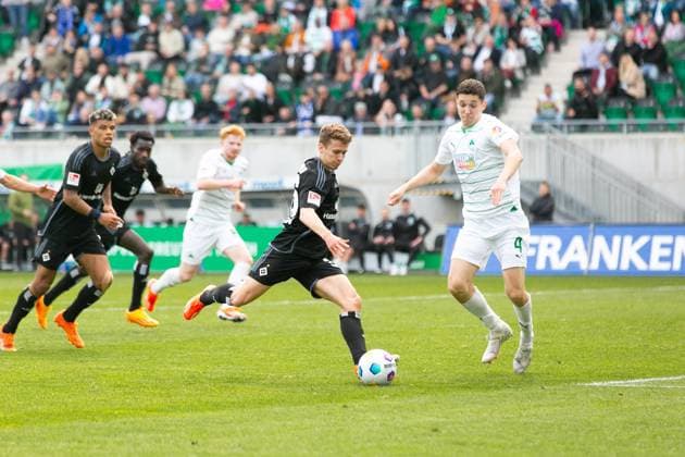 Soccer I Men I Season 2023 2024 I 2 Bundesliga I Matchday 27 I SpVgg Greuther Fürth Hamburger SV I 31 03 2024 Anssi Suhonen 36, Hamburger SV shoots on goal Damian Michalski 4, SpVgg Greuther Fürth tries to block the ball Fürth Sportpark Ronhof Bayern Germany Copyright: xLobecax xHenningxRohlfsx