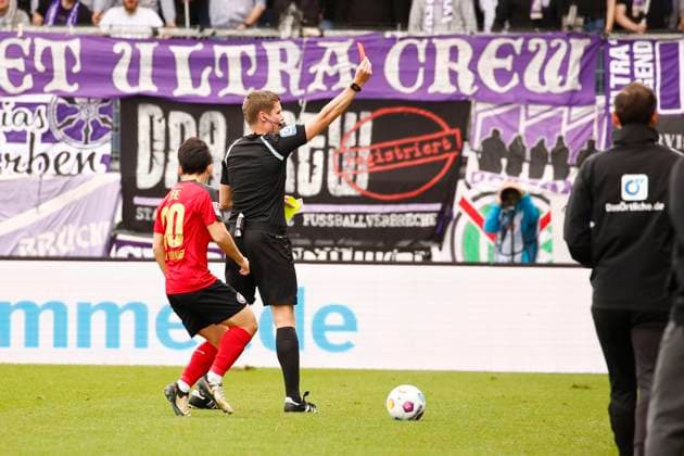31 03 2024, xavx, Fußball 2 Bundesliga, SV Wehen Wiesbaden VfL Osnabrück emspor, v l Referee Referee Florian Exner shows red card for, shows red card to Michael Cuisance VfL Osnabrück not in picture DFL DFB REGULATIONS PROHIBIT ANY USE OF PHOTOGRAPHS as IMAGE SEQUENCES and or QUASI VIDEO Wiesbaden