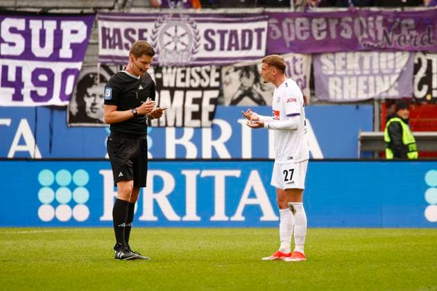 31 03 2024, xavx, Fußball 2 Bundesliga, SV Wehen Wiesbaden VfL Osnabrück emspor, v l Michael Cuisance VfL Osnabrück discusses with referee referee Florian Exner after his red card DFL DFB REGULATIONS PROHIBIT ANY USE OF PHOTOGRAPHS as IMAGE SEQUENCES and or QUASI VIDEO Wiesbaden
