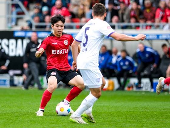 Hyunju Lee SV Wehen Wiesbaden, 20 , Bashkim Ajdini VfL Osnabrueck, 05 , GER, SV Wehen Wiesbaden vs VfL Osnabrueck, Soccer, 2 Bundesliga, Matchday 27, Season 2023 2024, 31 03 2024 DFL REGULATES PROHIBIT ANY USE OF PHOTOGRAPHS AS IMAGE SEQUENCES AND OR QUASI VIDEO GER, SV Wehen Wiesbaden vs VfL Osnabrueck, Football, 2 Bundesliga, Matchday 27, Season 2023 2024, 31 03 2024 Wiesbaden Copyright: xEibner-Pressefoto FlorianxWieganx EP_FWD