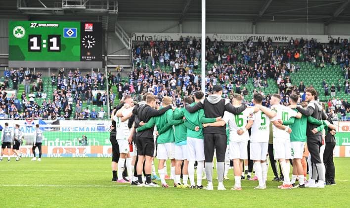 31 03 2024 Soccer Season 2023 2024 2 Soccer Bundesliga 27 Matchday SpVgg Greuther Fürth Kleeblatt Hamburger SV Hamburg HSV Sportfoto Zink xwoxzix DFL regulations prohibit any use of photographs as image sequences and or quasi video only for editorial use Teamkreis Mannschaft Team Fürth nach Spielende